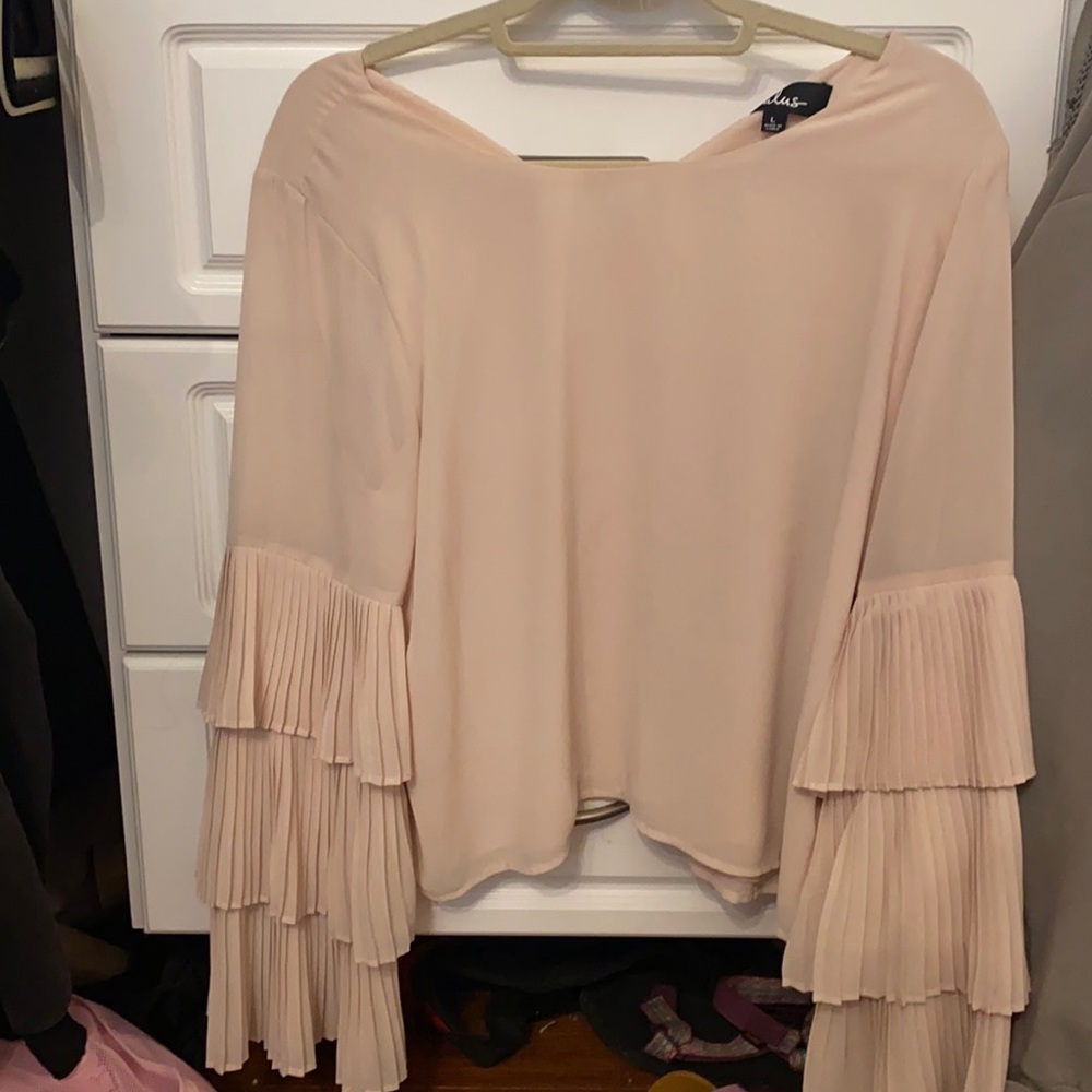 Gorgeous blouse with sleeves!
